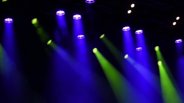 Światła Reflektorów Sceny Muzycznej Podczas Koncertu Lub Występu Przez Mgłę — Wideo stockowe