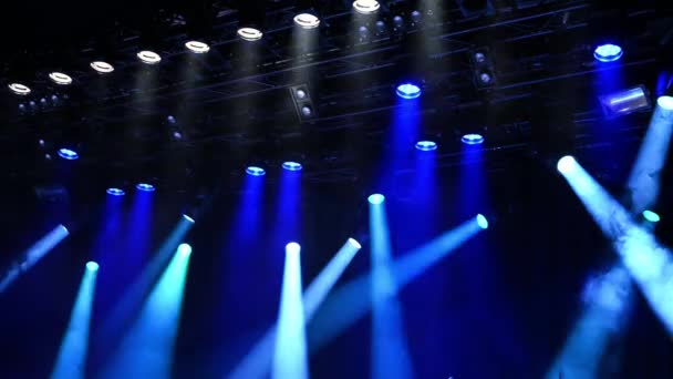 音乐会或表演期间 明亮的蓝色天花板透过舞台上的雾气照亮灯光 — 图库视频影像