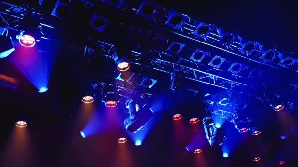 Riflettori Blu Brillante Soffitto Illumina Palco Durante Concerto Musicale Spettacolo — Video Stock