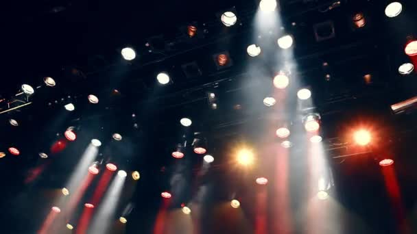 コンサート中に赤と白の天井スポットライトとステージミストライトと点滅するステージライト — ストック動画