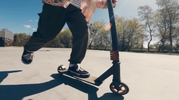 スケートパークでキックスクーターに乗る少女 — ストック動画