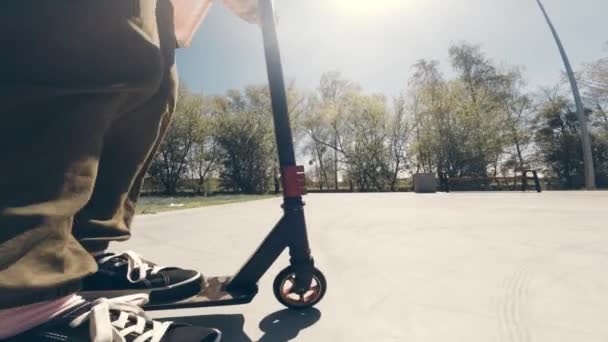 Lassított Felvétel Egy Lányról Aki Rick Scooter Mellett Lovagol Parkban — Stock videók