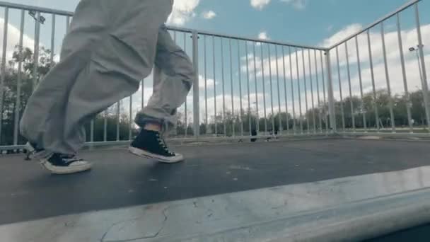 Spor Ayakkabılı Geniş Pantolonlu Dans Eden Kaykay Parkında Dans Eden — Stok video