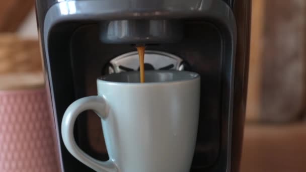 Kaffe Häller Koppen Från Kaffemaskinen Slow Motion — Stockvideo