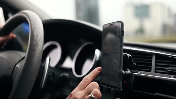Dziewczyna Wybierając Trasę Przez Smartfona Jazdy Samochodem Przez Centrum Miasta — Wideo stockowe
