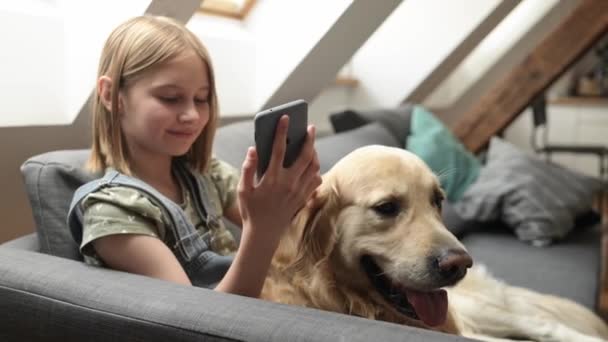 Дівчинка Золотою Ретриверною Собакою Спілкується Смартфоні Досить Дев Ятнадцятирічна Дитина — стокове відео