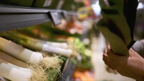 Junges Mädchen Wählt Lauch Auf Dem Gemüsemarkt — Stockvideo