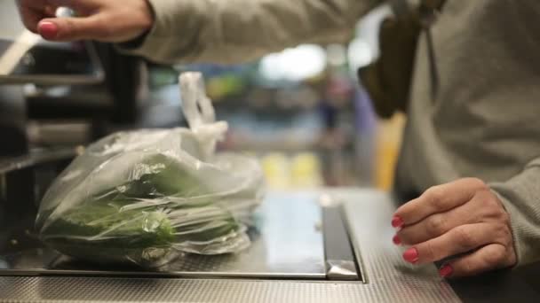 女孩在自助离职时 在塑料袋里放上黄瓜 — 图库视频影像