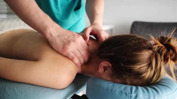 若い女の子のための健康な首とトラピジウス筋肉マッサージを行うマッサージ — ストック動画