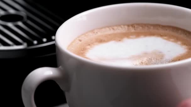 Tilsette Sukker Kopp Med Hjemmelaget Fersk Cappuccino Kaffe Sakte Bevegelse – stockvideo