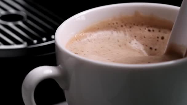 Verse Aromatische Zelfgemaakte Cappuccino Koffie Besturing Met Een Lepel Slow — Stockvideo