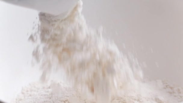 パン屋でパイの準備のためにプレートに注ぐ白い穀物の小麦粉 新鮮な自家製パンのための小麦粉 — ストック動画