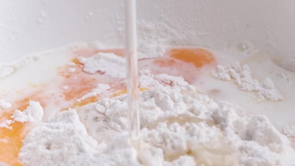 Yapımı Ekmek Hazırlamak Için Yumurta Tahıl Ununa Ilave Ediliyor Pasta — Stok video