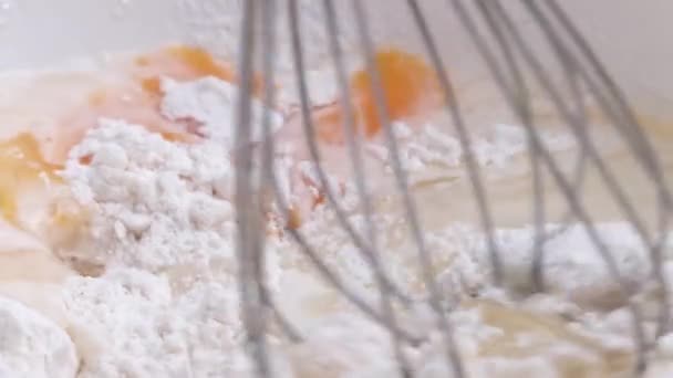 ミキサーマシンクローズアップを使用したシリアル小麦粉 卵による伝統的なパイ調製 パン屋のための食材を組み合わせた特別なツール — ストック動画