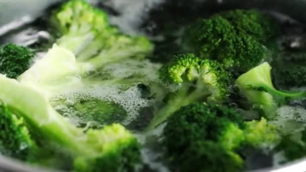 Zelená Brokolice Vařící Vodě Zdravá Organická Zelenina Pro Vegetariánskou Stravu — Stock video