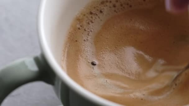 Mâna Amestecă Laptele Cafeaua Pentru Apropiere Proaspătă Preparatului Cappuccino Băutură — Videoclip de stoc