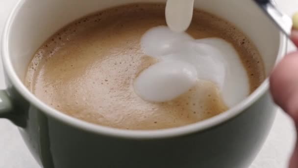 Aggiunta Schiuma Latte Alla Tazza Caffè Preparazione Cappuccino Fresco Espresso — Video Stock