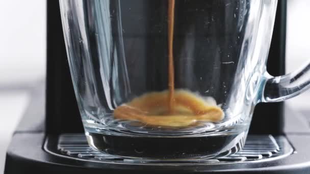 Cappuccino Fresco Versato Alla Tazza Caffè Trasparente Colazione Macro Mattutina — Video Stock