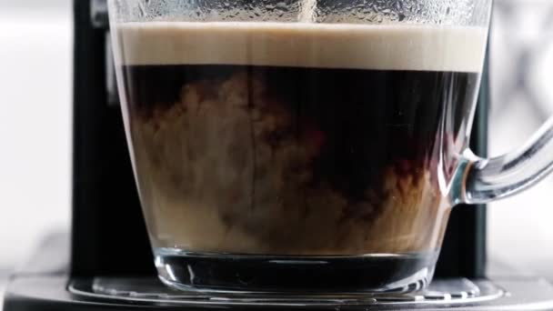 Cappuccino Fresco Vierte Taza Café Transparente Para Desayuno Mañana Macro — Vídeo de stock