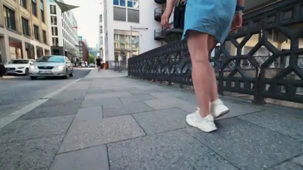 Mulher Andando Uma Ponte Hamburgo Close Shot Legs — Vídeo de Stock