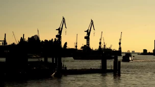 夕暮れの船と工業港のシルエットのタイムラップ — ストック動画