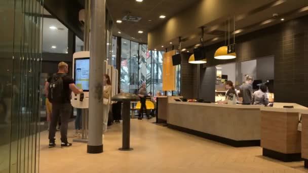 Poznań Polska Lipca 2023 Time Lapse Working Restaurant Mcdonalds Customers — Wideo stockowe