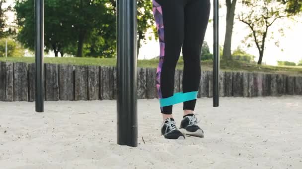 Fitness Kızı Lastik Elastik Kayış Kalça Diz Eklemi Kas Eğitimi — Stok video