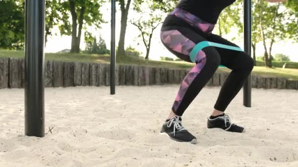 Fitness Dívka Dělá Dřepy Nohy Cvičení Gumovým Elastickým Popruhem Pásek — Stock video