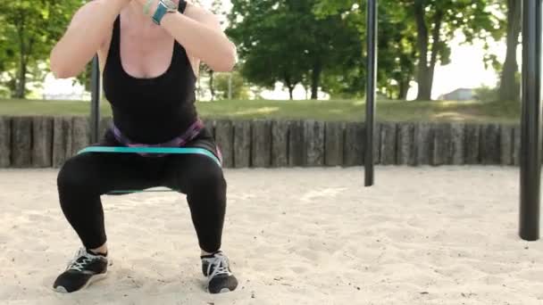 Fitness Meisje Doet Squats Benen Oefeningen Met Rubber Elastische Band — Stockvideo