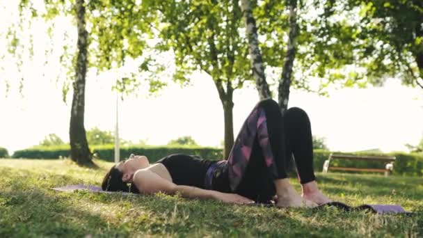 Atletisch Fitness Meisje Doet Een Oefeningen Een Mat Een Gras — Stockvideo