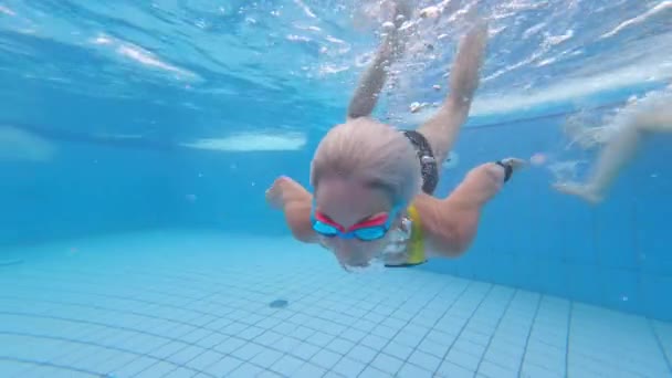Starsza Kobieta Okularach Nurkowania Pływania Basenie — Wideo stockowe
