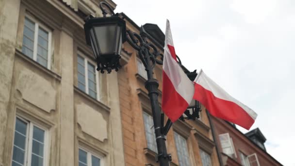 华沙市中心老式灯笼上的波兰国旗 — 图库视频影像