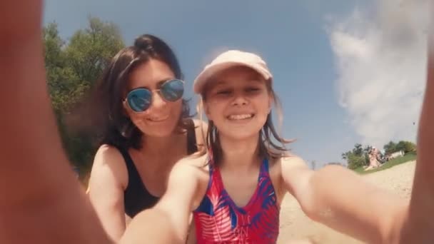 Досить Дев Ятнадцять Дівчат Молода Жінка Пляжі Роблять Селфі Морської — стокове відео