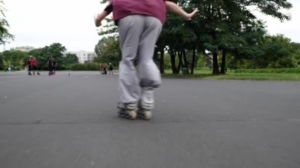 スピードで屋外に乗る公園でローラースケーティングを実践する少女 アクティブな夏のレジャーを楽しんでいるPtrttyティーンエイジャー — ストック動画