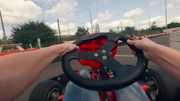 Kart Race Rijden Door Klein Meisje Spoor Eerste Persoon Bekijken — Stockvideo