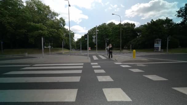 ポズナン ポーランド 7月2023 4Kタイムラップス歩行者横断と現代都市で運転車とクロスロード — ストック動画