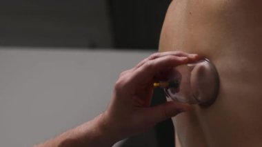 Genç Bir Kız için Spa Salonunda Kaplama Terapisi Masaj Salonunda Kaplıca Terapisi, Dikey Video
