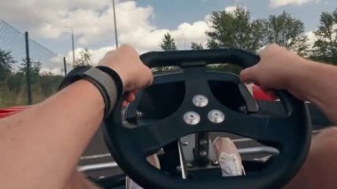 Go Kart kullanan adam, fpv view. Açık hava taşıma yarışı.