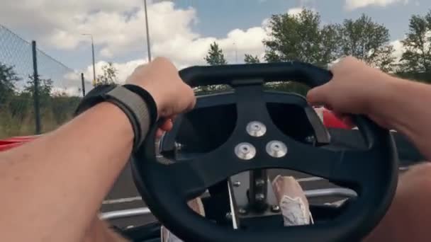 Человек Рулем Kart Fpv View Гонка Открытом Воздухе — стоковое видео