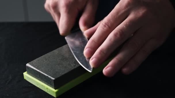 Mãos Masculinas Afiando Faca Cozinha Com Pedra Água Homem Usando — Vídeo de Stock