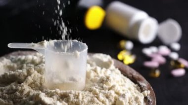 Yukarıdan yavaş çekimde süt veren kuru spor proteinleri, besleyici gıdalara dönüşür.