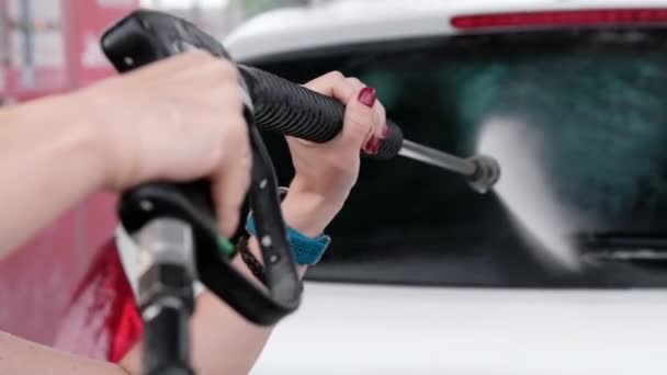 Mädchen Wäscht Auto Selbstbedienungswaschanlage Fahrerin Putzt Fenster Unter Hochdruck — Stockvideo