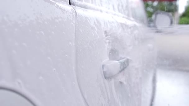 Seifenwasserstrahlen Zeitlupe Reinigen Ein Auto Einer Selbstbedienungswaschanlage — Stockvideo