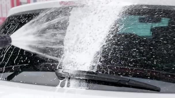 Föraren Tvättar Bilen Vid Självbetjäning Biltvätt Applicerar Skum Bakrutan — Stockvideo