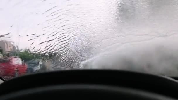 汽车窗户在自助洗车时 用高压 无接触的洗车清洗干净 这种洗车是在汽车内部迷人的慢动作中被捕获的 — 图库视频影像