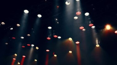 Atmosferik sahne ışığı sahne ışıkları yıldırımlar ve konser sırasında yanıp sönen ışıklar ya da gösteri