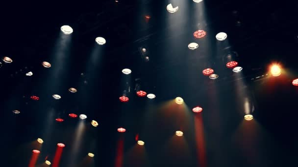 Atmosferyczne Światło Scena Reflektorów Błyskawice Miga Podczas Koncertu Lub Show — Wideo stockowe