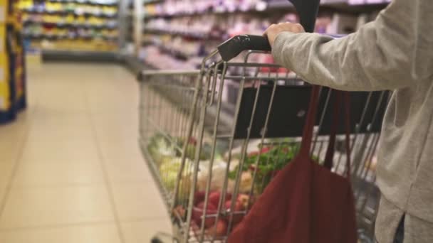 Дівчина Катається Картці Супермаркету Використовуючи Купуючи Їжу Тиждень — стокове відео