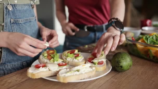 Mère Petite Fille Décorant Sandwich Fromage Sain Avec Des Légumes — Video