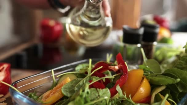 Μαγείρεμα Ένα Υγιεινό Λαχανικό Σαλάτα Στην Κουζίνα Του Σπιτιού Προσθέτοντας — Αρχείο Βίντεο